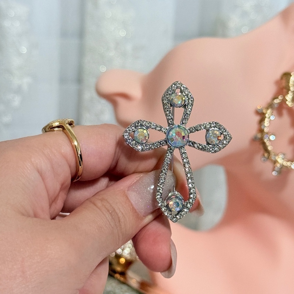 ⚜️ Elegant Silver Cross Brooch with Crystal Accents - Picture 3 of 6